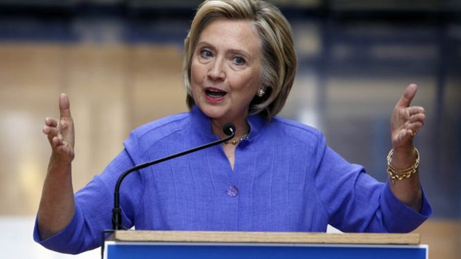 Hillary Clinton abre servidores al FBI y entrega copia de correos electrónicos