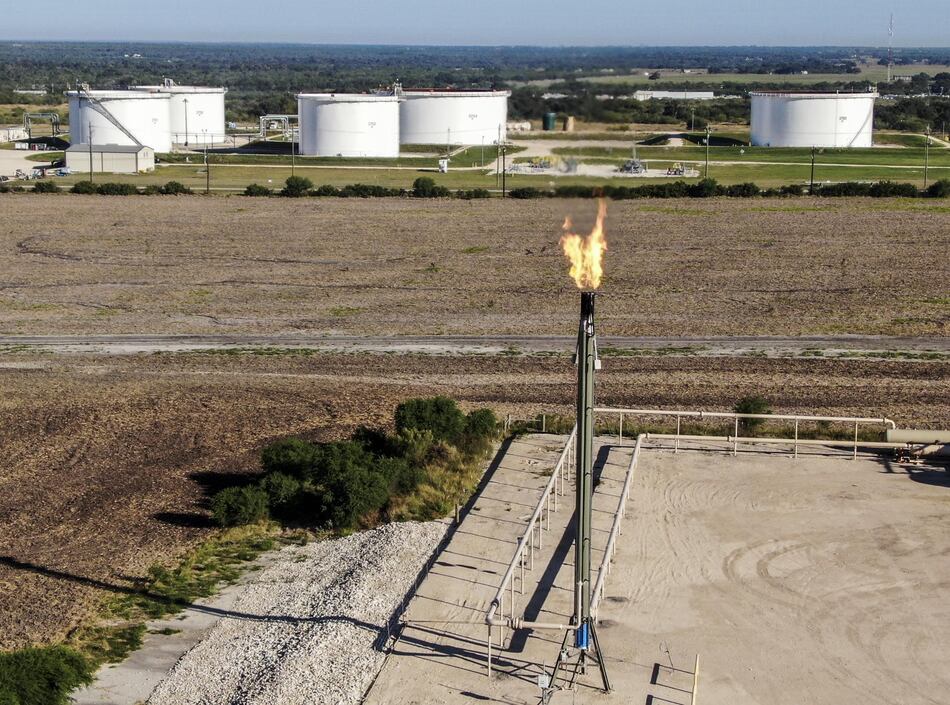 El petróleo Brent alcanza los 74.02 dólares el barril