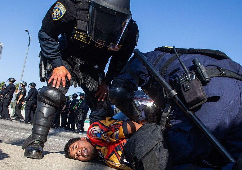 Las imágenes de una redada en un autolavado de Los Ángeles que muestran la ofensiva del gobierno de Trump contra los indocumentados