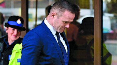 Condenan a Wayne Rooney a dos años sin conducir