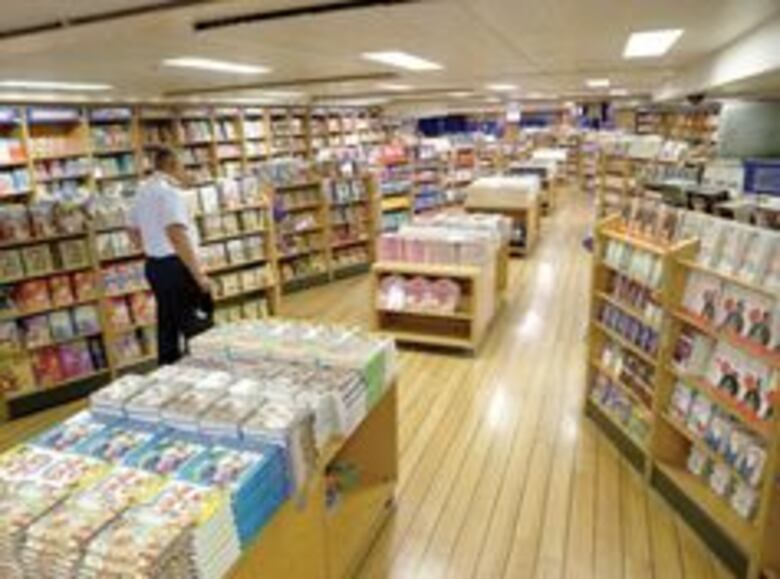 Bibliobuque ancla en aguas canaleras