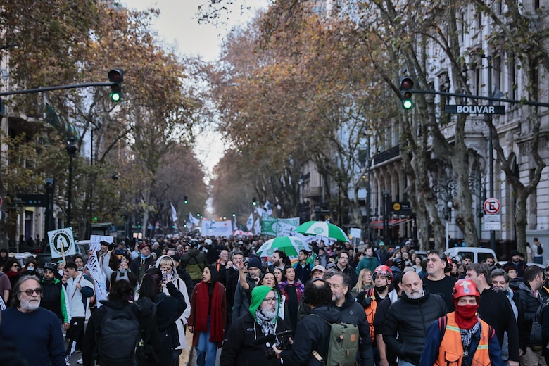 La condena a Cristina Fernández añade un cariz político a la protesta social en Argentina