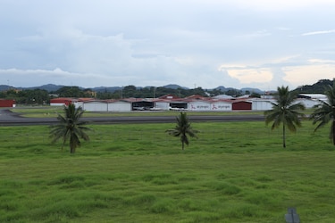 Aviación panameña propone alternativas para construir tren Panamá–David sin afectar aeropuerto de Albrook