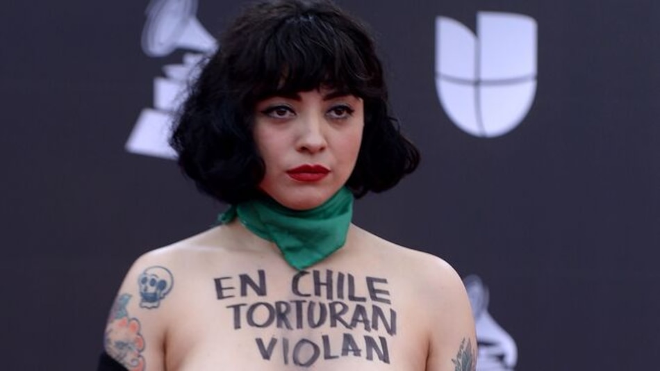 La protesta de la chilena Mon Laferte en la alfombra roja del Grammy Latino