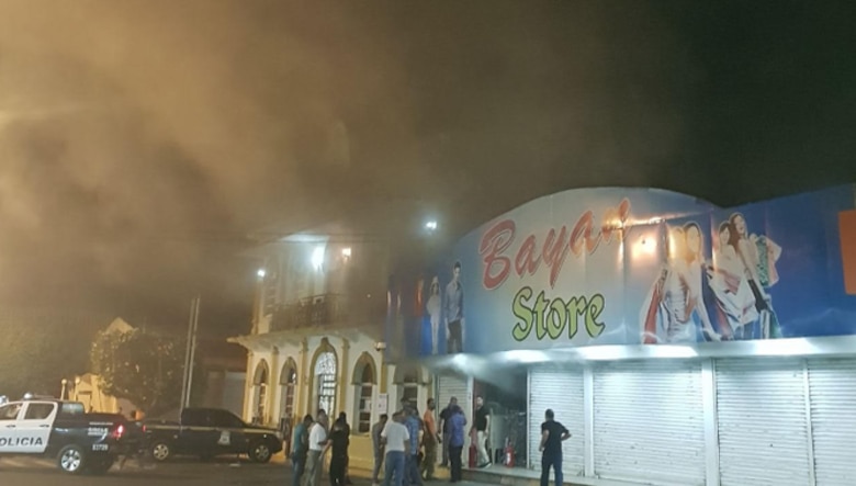 Bomberos de Coclé, Herrera y Veraguas extinguen incendio en almacén de Aguadulce