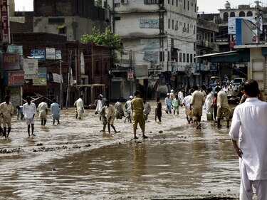 Se incrementan a más de 1,200 los fallecidos en Pakistán por las inundaciones