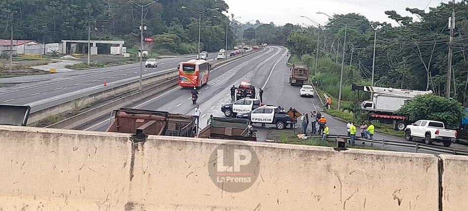 Policía detiene a más de 25 camioneros tras cierres de vías que paralizaron la capital y el sector oeste