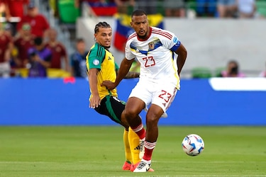 El venezolano Salomón Rondón celebra la victoria, pero ya piensa en el duelo contra Canadá