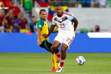 El venezolano Salomón Rondón celebra la victoria, pero ya piensa en el duelo contra Canadá