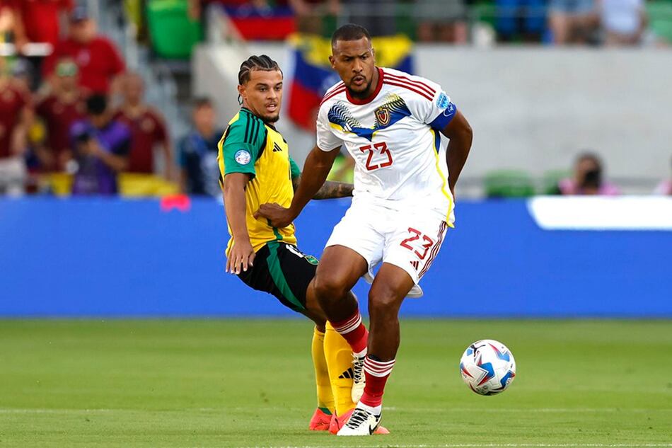 El venezolano Salomón Rondón celebra la victoria, pero ya piensa en el duelo contra Canadá