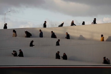 Tijuana reubica a migrantes que llegaron en caravana