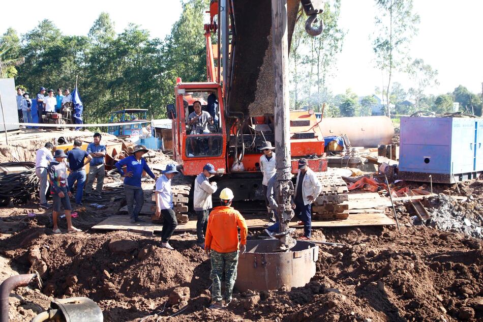 Vietnam estudia nuevas opciones para rescatar al niño atrapado en un hoyo