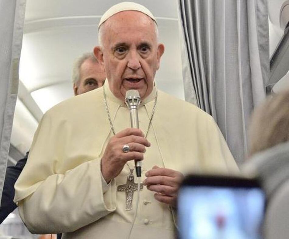 Papa Francisco: Estar demasiado enganchado al computador es una enfermedad