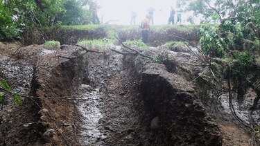 Colapsa el 50% del muro de contención de la represa La Laja
