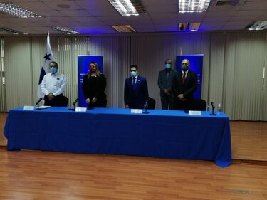 Ministra de Trabajo recibe el informe que recoge los acuerdos alcanzados en la mesa tripartita