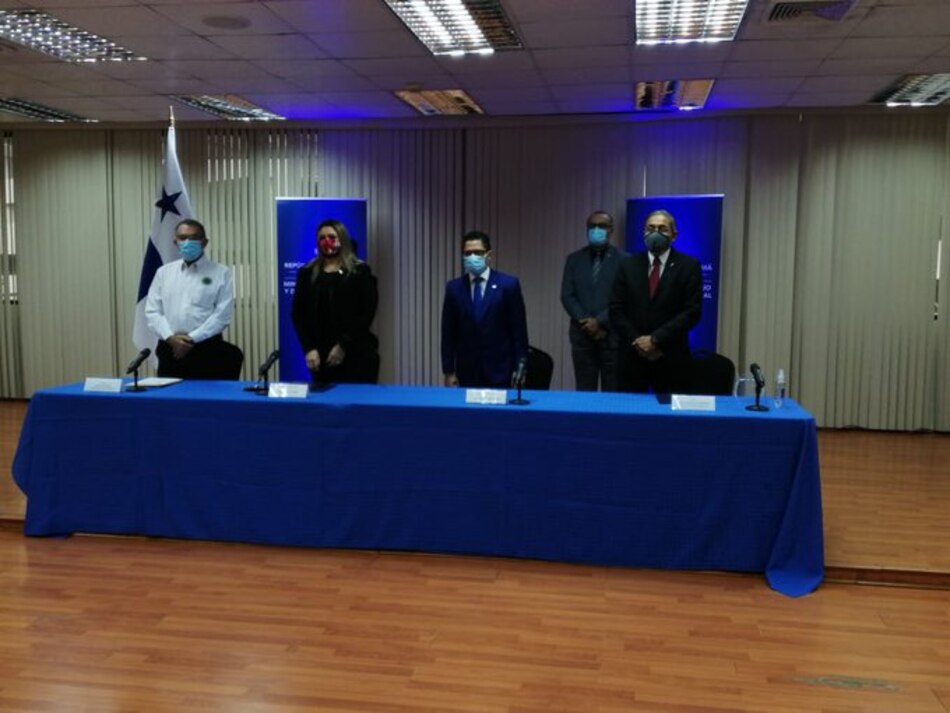 Ministra de Trabajo recibe el informe que recoge los acuerdos alcanzados en la mesa tripartita