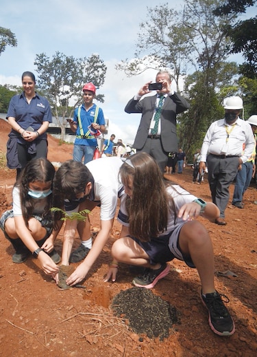 Siembran árboles como parte del jubileo de la reina Isabel II