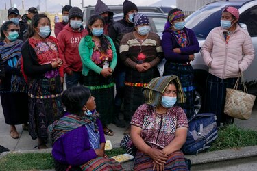 Indígenas bloquean ruta con ataúdes para exigir justicia tras una masacre en Guatemala