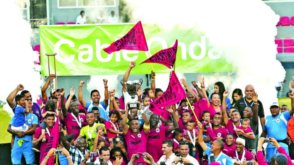 Jugadores del Suntracs celebran su título como los mejores del torneo Clausura 2015 de la LNA, Copa Cable Onda.