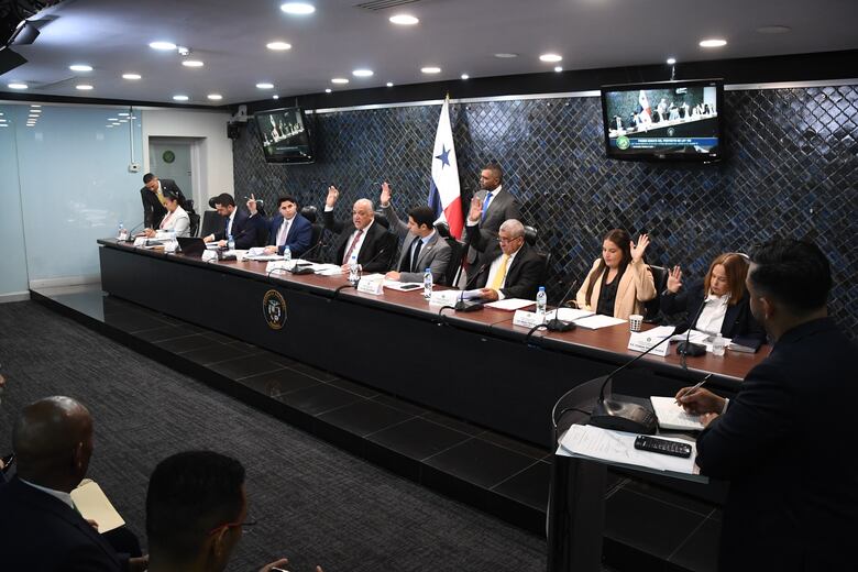 Comisión de Gobierno declara sesión permanente para evaluar admisión del anteproyecto sobre amnistía que favorecería a Martinelli y Varela