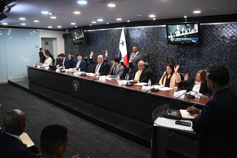 Comisión de Gobierno declara sesión permanente para evaluar admisión del anteproyecto sobre amnistía que favorecería a Martinelli y Varela