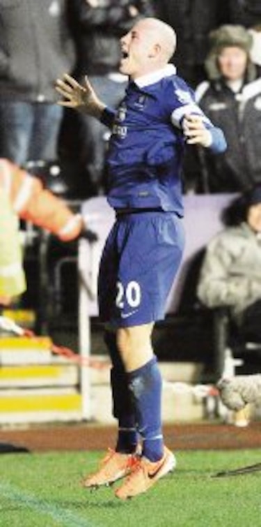 Everton gana y aspira