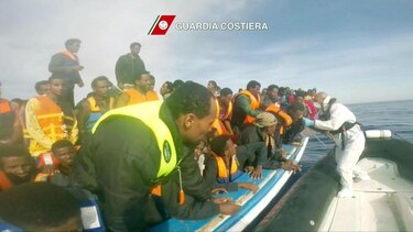 Rescatan a más de 2 mil inmigrantes en el Mediterráneo