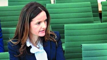 Renuncia miembro del banco inglés