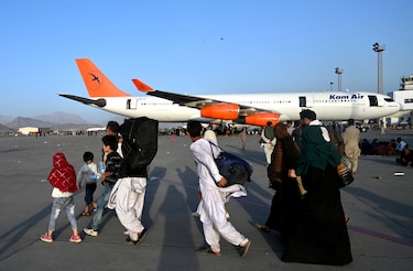 Soldados de Estados Unidos matan a hombres armados en el aeropuerto de Kabul