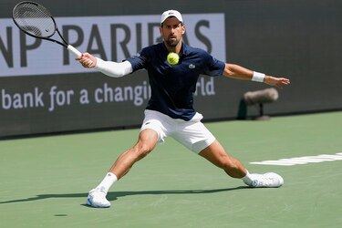 Djokovic vuelve a octavos en Indian Wells tras susto