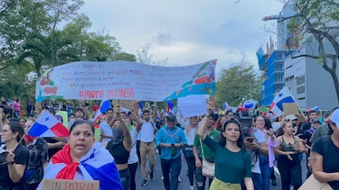 Ciudadanos se visten de negro y protestan contra la minería en la Cinta Costera y Calle 50; se registran enfrentamientos en Marbella