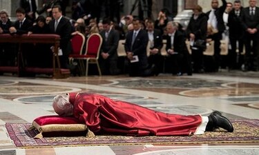 El papa clama 'vergüenza' ante un mundo 'devorado por el egoísmo'