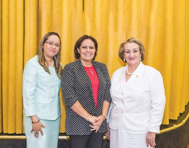 Convenio y medalla de la AIU para la rectora de la Unachi