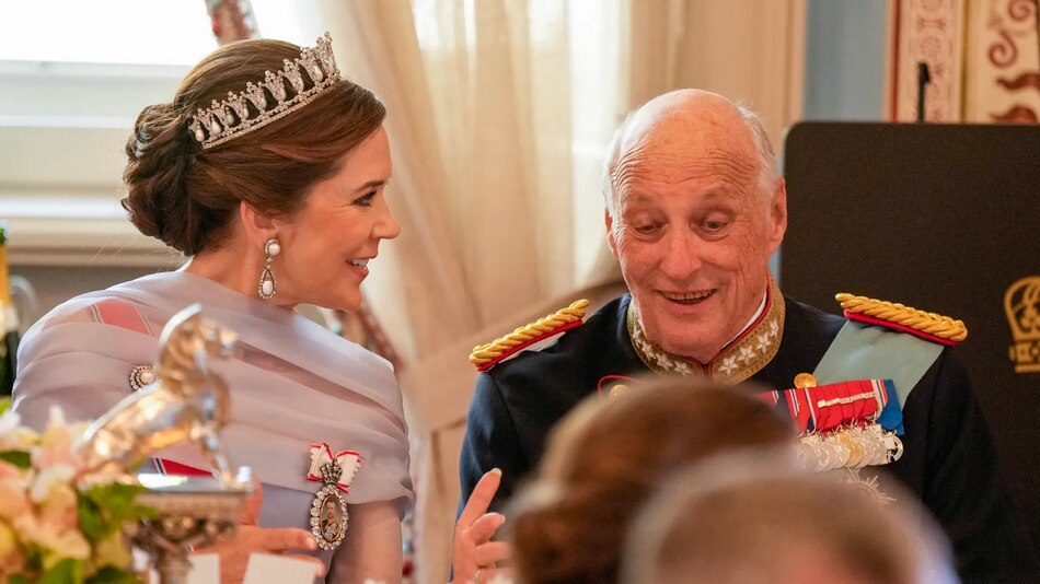 Mary de Dinamarca luce la tiara ‘Pearl Poire’, favorita de Margarita II, en el 20º aniversario de su boda con Federico X