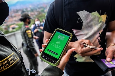 Medellín controla el virus con masiva, pero riesgosa recolección de datos