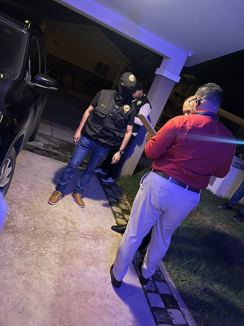 Fiscalía confisca camioneta de Bernardo Meneses durante diligencia