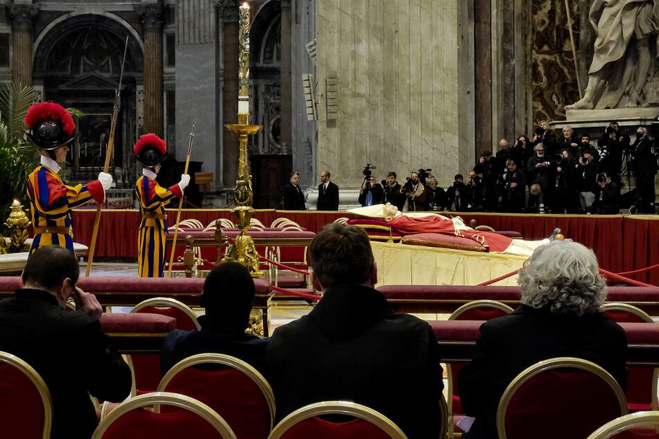 Unos 65,000 fieles visitan la capilla ardiente de Benedicto XVI el primer día