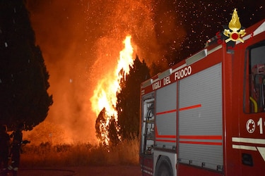 Bomberos consiguen contener el incendio de Lipari mientras prosiguen las operaciones en el foco de Palermo