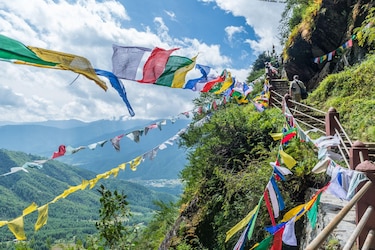 Cómo es Bután, el remoto reino del Himalaya que ahora se abre al mundo