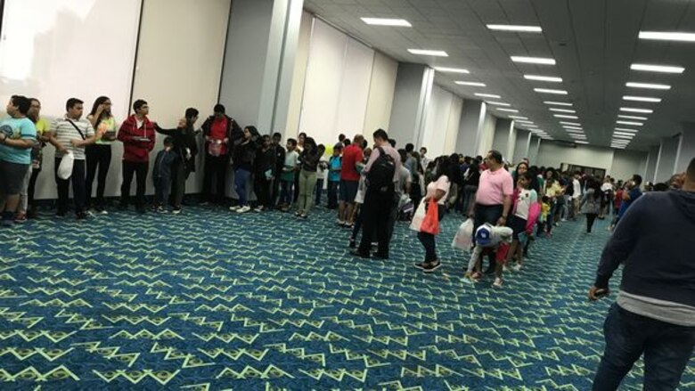 Histeria en el último día de la feria del libro por un 'youtuber'