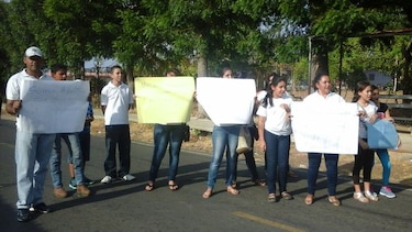 Estudiantes marchan para pedir nombramiento de docente en Guararé