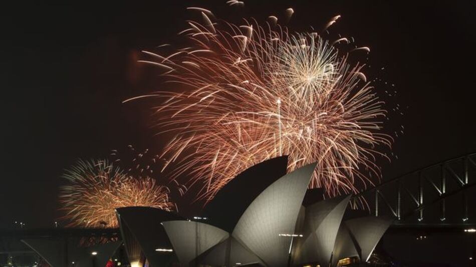 Cohetes y fiestas en playas; el mundo recibe el 2015