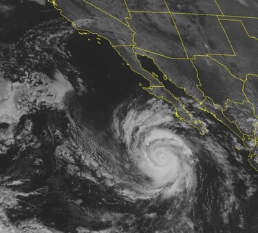 Tormenta ‘Simón’ avanza hacia el centro de la península de Baja California