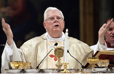 Muere el cardenal Bernard Law, clave en escándalo de abusos