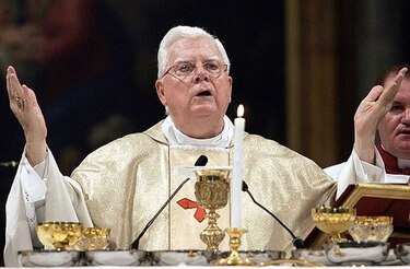 Muere el cardenal Bernard Law, clave en escándalo de abusos