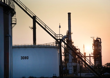 El petróleo cierra con baja ligera en espera de la reunión de OPEP+