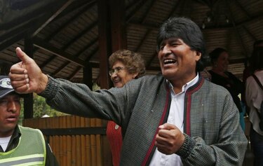 Presidente de Bolivia emite su voto e insta a votar