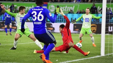 Schalke gana en Wolfsburgo y retrasa el título del Bayern