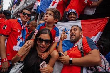 Times Square se tiñe de rojo con el banderazo panameño