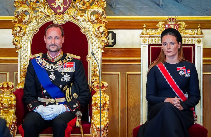 Haakon VIII jura como nuevo rey de Noruega ante el Parlamento